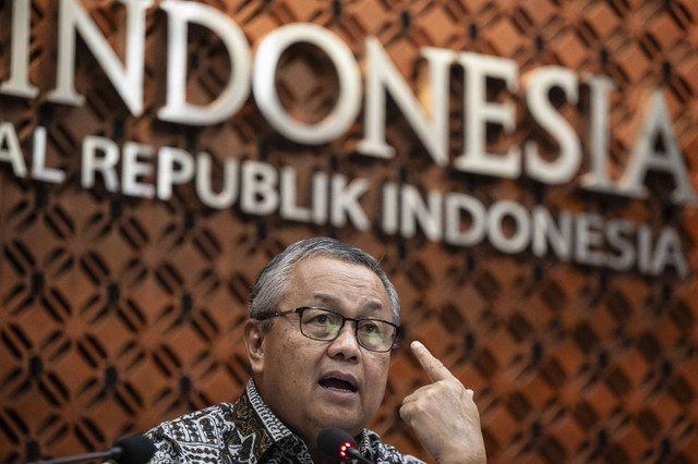 Gubernur Bank Indonesia (BI) Perry Warjiyo menyampaikan keterangan pers hasil Rapat Dewan Gubernur (RDG) BI di Jakarta, Rabu (16/10/2024). Foto: Aprillio Akbar/ANTARA FOTO