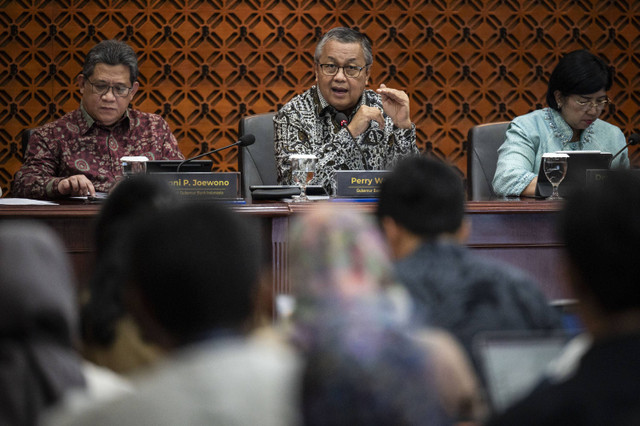 Gubernur Bank Indonesia (BI) Perry Warjiyo (tengah) didampingi Deputi Gubernur Senior Destry Damayanti (kanan) dan Deputi Gubernur Doni P Joewono (kiri) menyampaikan keterangan pers hasil Rapat Dewan Gubernur (RDG) BI di Jakarta, Rabu (16/10/2024). Foto: Aprillio Akbar/ANTARA FOTO