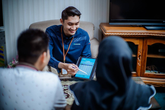 Ilustrasi karyawan Bank Kalbar memberikan penjelasan kepada nasabah. Foto: Dok. Bank Kalbar