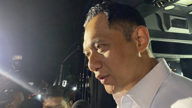 Menteri ATR/BPN sekaligus Ketum Partai Demokrat, Agus Harimurti Yudhoyono (AHY) meninggalkan Padepokan Garuda Yaksa, Hambalang, Rabu (16/10/2024). Foto: Abid Raihan/kumparan