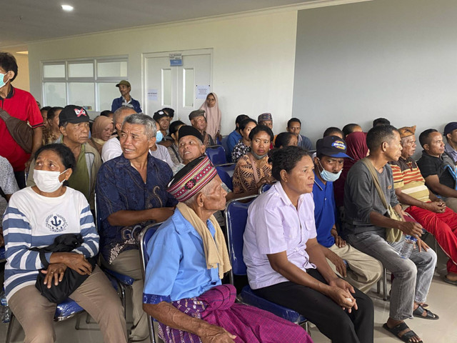 Warga NTT antri untuk tes kesehatan mata bersama Bakti BCA di RSUD Komodo, Rabu (16/10/2024). Foto: Rinjani Meisa/kumparan