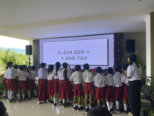 Murid SD di Labuan Bajo berhitung dengan metode Gasing, Rabu (16/10/2024). Foto: Rinjani Meisa/kumparan