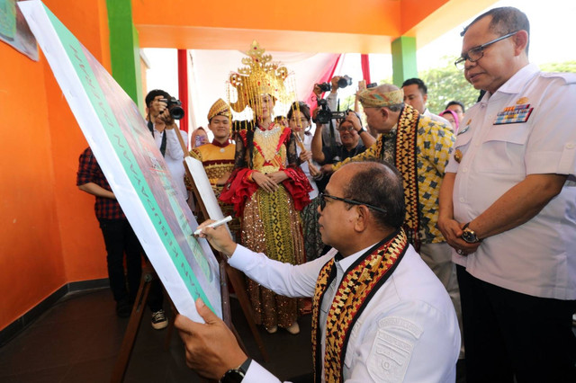 Pj. Gubernur Lampung, Samsudin pada membuka Pekan Kebudayaan Daerah Lampung Tahun 2024 di Gedung Teater Tertutup Taman Budaya | Foto : Adpim