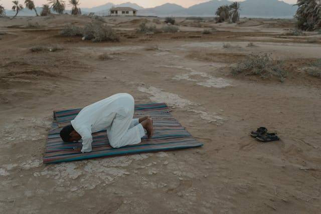 Ilustrasi bagaimana cara melaksanakan sujud tilawah pada saat sedang salat. Sumber: pexels.com