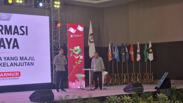 Pasangan calon Eri-Armuji saat menjalani debat perdana Pilwalkot Surabaya 2024 di Dyandra Conventions Center, Surabaya, Rabu (16/10/2024). Foto:  Farusma Okta Verdian/kumparan