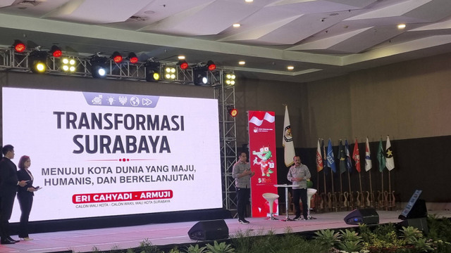 Pasangan calon Eri-Armuji saat menjalani debat perdana Pilwalkot Surabaya 2024 di Dyandra Conventions Center, Surabaya, Rabu (16/10/2024). Foto:  Farusma Okta Verdian/kumparan