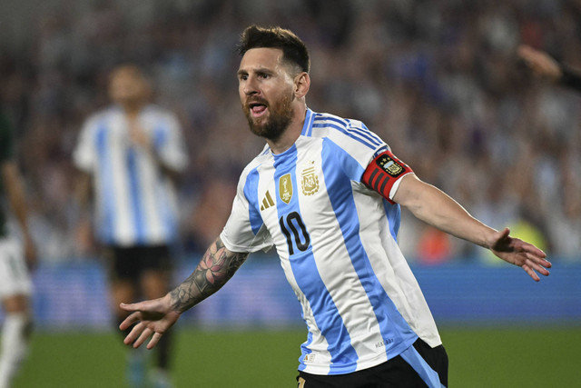 Pemain Argentina Lionel Messi melakukan selebrasi usai cetak gol pada pertandingan kualifikasi Piala Dunia FIFA 2026 zona Amerika Selatan antara Argentina melawan Bolivia di stadion Mas Monumental, Buenos Aires, Rabu (16/10/2024). Foto: Juan Mabromata/AFP