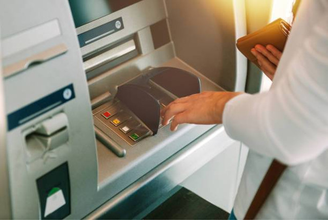 Ilustrasi Cara Ambil Uang Di Atm, Foto: Unsplash/AdrianHancu.