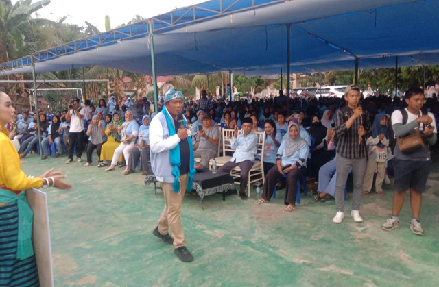 Hugua saat menyapa warga ketika kampanye di Kota Baubau.