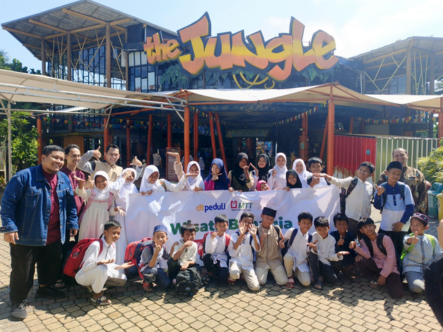 Bahagiakan Yatim, Liburan Seru Bersama di The Jungle Waterpark