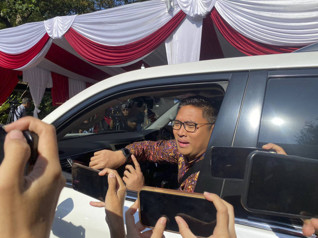 Wakil menteri Pertanian Sudaryono menjawab pertanyaan wartawan setibanya di Padepokan Garuda Yaksa, Hambalang, Kabupaten Bogor, Jawa Barat, Kamis (17/10/2024). Foto: Abid Raihan/kumparan