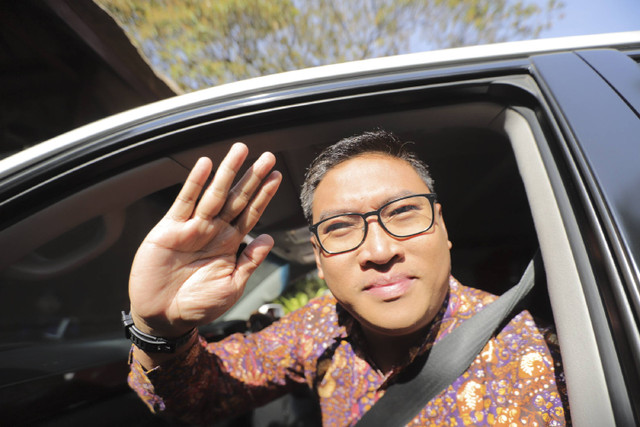 Wakil menteri Pertanian Sudaryono memberikan salam hormat dari dalam kendaraan setibanya di Padepokan Garuda Yaksa, Hambalang, Kabupaten Bogor, Jawa Barat, Kamis (17/10/2024). Foto: Jamal Ramadhan/kumparan