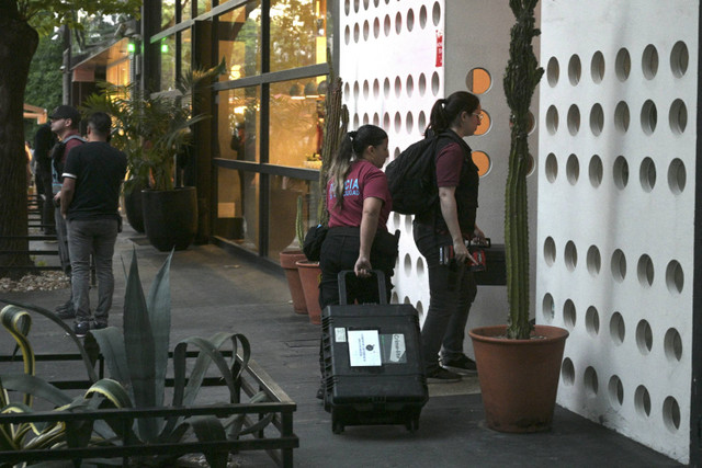 Seorang pekerja forensik berfoto di dalam hotel tempat penyanyi Inggris Liam Payne meninggal dunia di Buenos Aires pada 16 Oktober 2024. Foto: Juan Mabromata/AFP