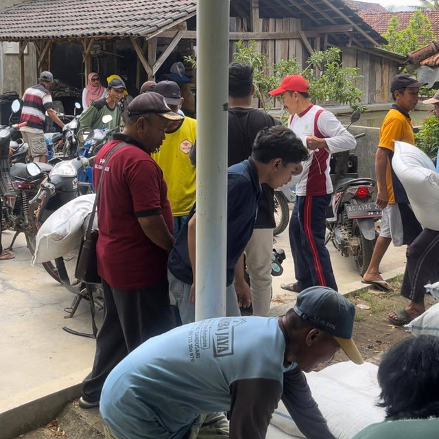 Kegiatan Pembagian Pupuk oleh Kelompok Tani Desa Sukorejo Bersama Mahasiswa KKN Universitas Negeri Malang (Dokumen Pribadi)