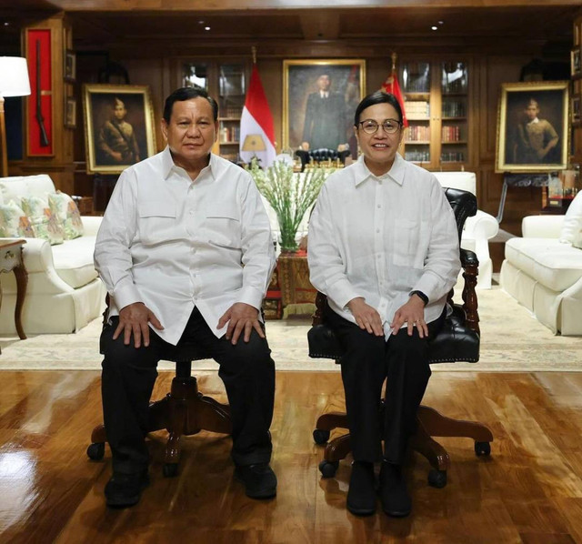 Menteri Keuangan Sri Mulyani Indrawati berfoto bersama Presiden terpilih, Prabowo Subianto, usai pembekalan para menteri di Hambalang. Foto: Dok. Instagram @smindrawati