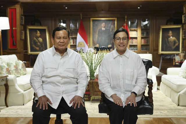 Menteri Keuangan Sri Mulyani Indrawati berfoto bersama Presiden terpilih, Prabowo Subianto, usai pembekalan para menteri di Hambalang. Foto: Instagram/ @@smindrawari