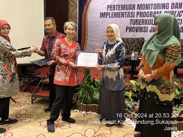 foto dokumentasi oleh humas Lapas Sragen saat Petugas Medis Lapas Sragen Menerima Penghargaan.