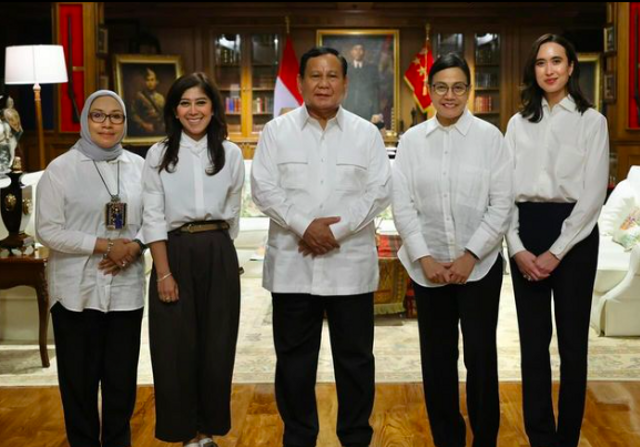 Dari kiri: Arifatul Choiri Fauzi, Meutya Hafid, Prabowo, Sri Mulyani, Widiyanti Putri Wardhana, usai pembekalan calon menteri di Hambalang, Rabu (16/10/2024). Foto: Instagram/@meutya_hafid