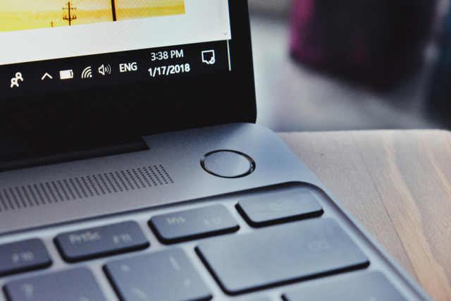 Fingerprint adalah fitur pada laptop yang memudahkan pengguna untuk membuka laptop. Foto: Unsplash.com