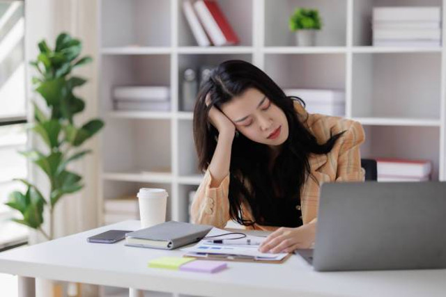 https://www.istockphoto.com/id/foto/a-woman-is-sitting-at-a-desk-with-a-laptop-and-a-cup-of-coffee-gm2109697040-566903221