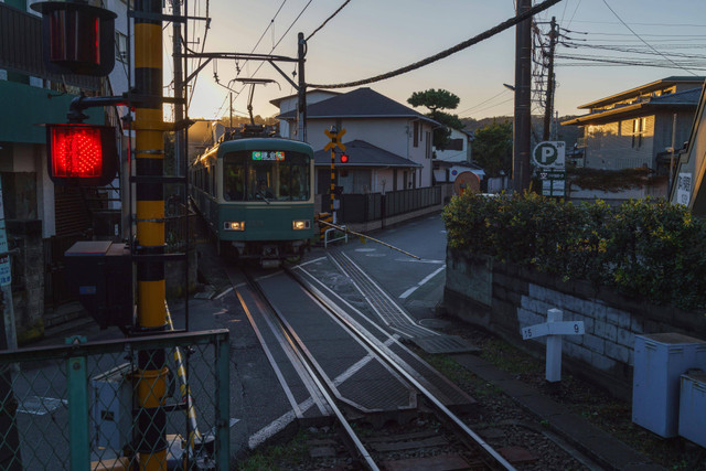 https://www.pexels.com/id-id/foto/jalan-melatih-kendaraan-kereta-api-8285086/