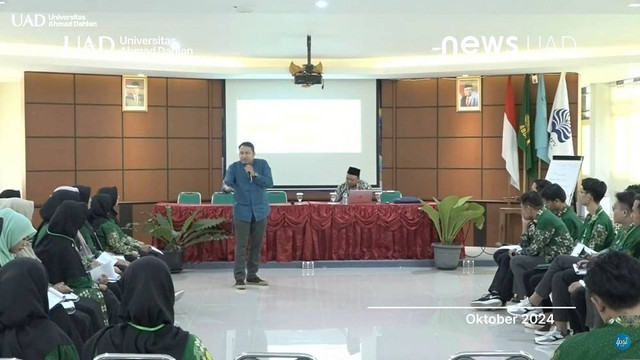 Penyampaian Materi Baitul Arqam Universitas Ahmad Dahlan (UAD) oleh Qaem Aulassyahied, S.Th.I., M.Ag. (Dok. LPSI UAD)