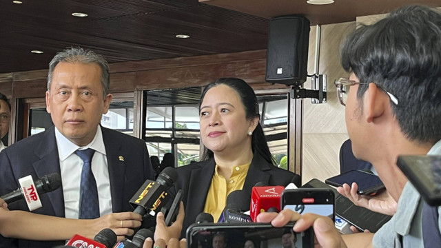 Ketua DPR RI Puan Maharani menjawab pertanyaan awak media saat dijumpai di Kompleks Parlemen, Senayan, Jakarta, Kamis (17/10/2024). Foto: Thomas Bosco/kumparan