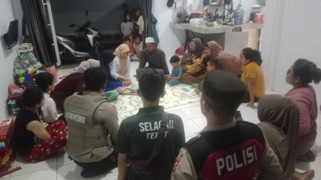 Evakuasi penemuan bayi dalam ransel di Batujajar, Kabupaten Bandung Barat.  Foto: Dok. Polres Cimahi 