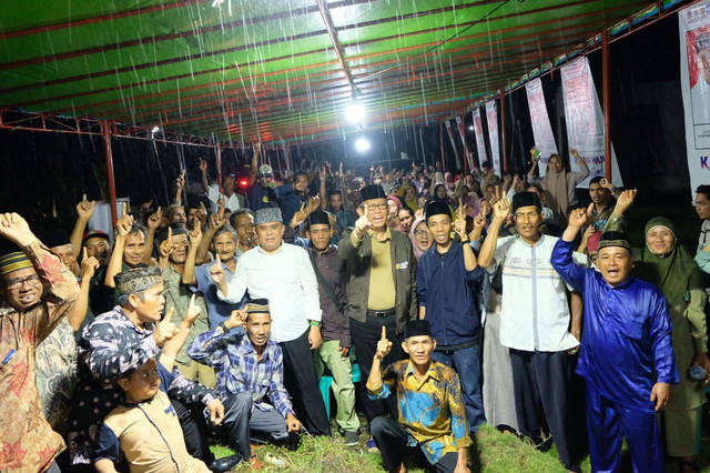 Sutarmidji bersama warga Desa Pulau Kumbang, KKU. Foto: Dok. Tim Media Midji-Didi