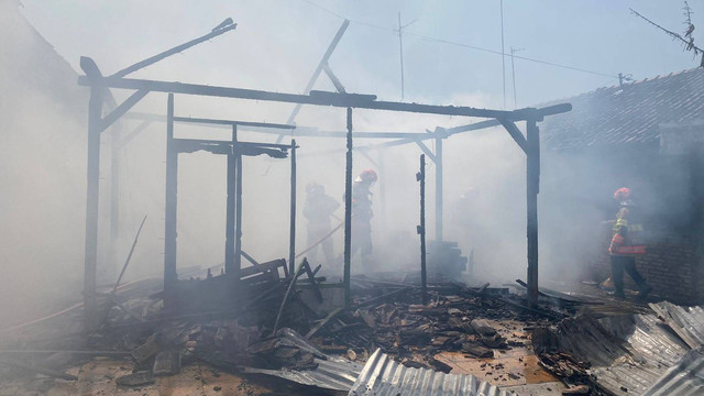 Petugas saat lakukan pemadaman kebakaran rumah di Desa Margomulyo, Kecamatan Balen, Kabupaten Bojonegoro, Jawa Timur. Kamis (17/10/2024) (Aset: Istimewa)