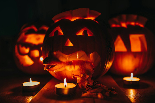 Halloween Party Jakarta. Foto hanya ilustrasi bukan tempat sebenarnya. Sumber foto: Unsplash-Andy Holmes