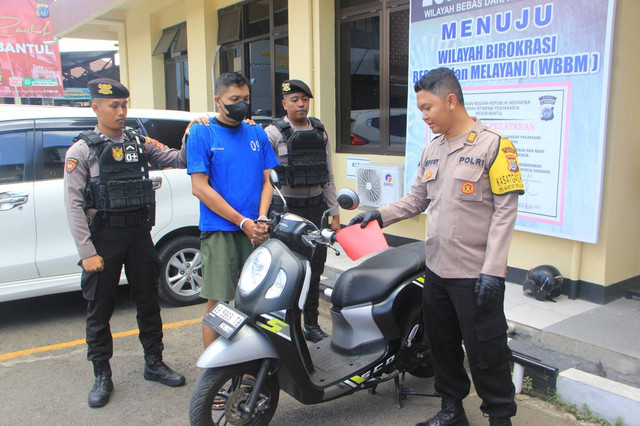 Konferensi pers penggelapan sepeda motor di Bantul. Foto: Dok. Polres Bantul