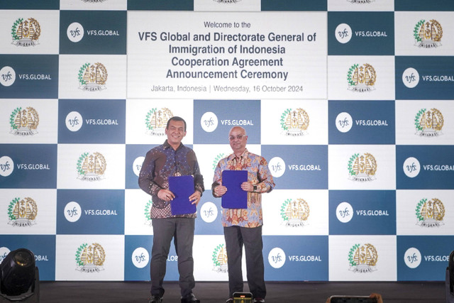 Silmy Karim, Direktur Jenderal Imigrasi, Kementerian Hukum dan Hak Asasi Manusia, dan Kaushik Ghosh, Head-Australasia VFS Global. Foto: Dok. VFS Global