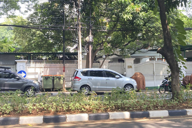 Suasana Kediaman Megawati Soekarno Putri setelah mobil hitam berplat B 1724 ZZH memasuki rumah, Kamis (17/10/2024). Foto: Alya Nurfakhira Zahra/kumparan