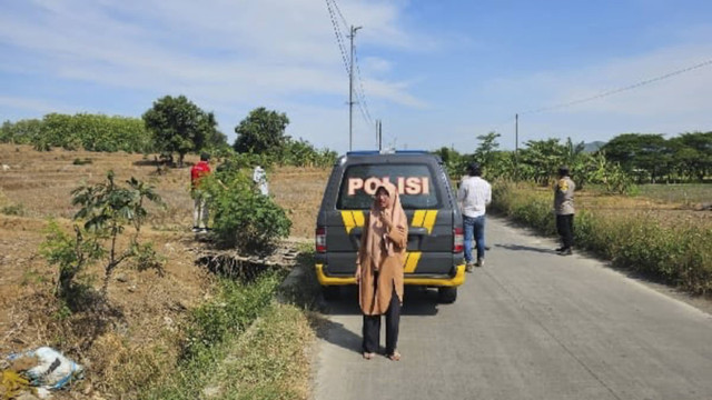 Polisi saat mendatangi lokasi penemuan bayi laki-laki di Rowosari Tembalang. Foto: Dok. Istimewa