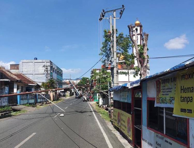 Tiang listrik yang rubuh di Jalan MH Thamrin, Bandar Lampung. | Foto: Ist