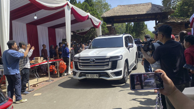 Mobil yang membawa wakil presiden terpilih Gibran Rakabuming Raka melintas saat  di Padepokan Garuda Yaksa, Hambalang, Kabupaten Bogor, Jawa Barat, Kamis (17/10/2024). Foto: Abid Raihan/kumparan