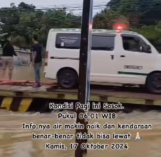 Tronton bantu mobil ambulans terobos bankjir di Sosok. Foto: Dok. Instagram @sanggau.informasi