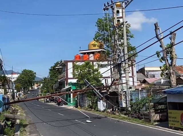 Tianb listrik di Jalan MH Thamrin yang roboh. | Foto: Ist