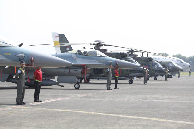 Sejumlah anggota TNI AU berdiri di dekat pesawat dan helikopter saat apel kesiapan pengamanan VVIP pelantikan presiden dan wakil presiden di Halim Perdanakusuma, Jakarta, Kamis (17/10/2024).  Foto: Asprilla Dwi Adha/ANTARA FOTO