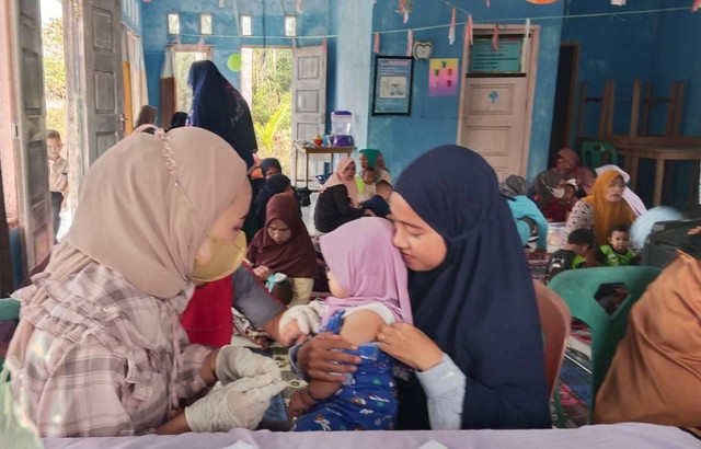 (Foto koleksi pribadi penulis) Pelaksanaan Imunisasi di Posyandu Melur, Desa Cemaga Utara, Kec Bunguran Selatan. Kab Natuna