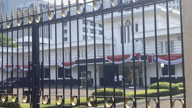 Suasana sekitar Kementerian Pertahanan saat pertemuan Surya Paloh dan Presiden Terpilih Prabowo Subianto, Kamis (17/10/2024). Foto: Alya Zahra/Kumparan