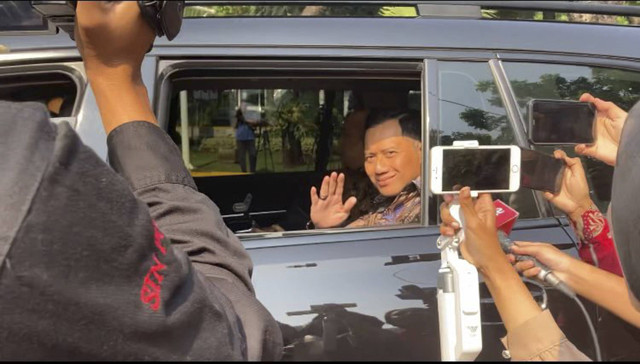 Ketua Umum Demokrat Agus Harimurti Yudhoyono menyapa awak media sebelum memasuki Kementerian Pertahanan, Kamis (17/10/2024).  Foto: Alya Zahra/Kumparan