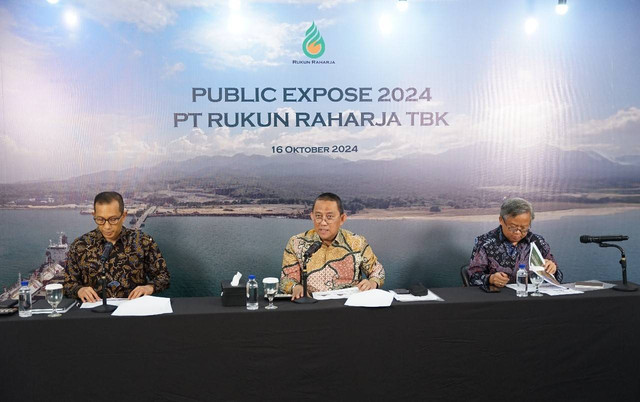 Direktur Utama Rukun Raharja, Djauhar Maulidi (tengah) saat Public Expose PT Rukun Raharja Tbk. Foto: Rukun Raharja. 