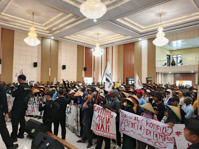 Ratusan petani yang tergabung dalam Serikat Petani Lampung, bersama NGO dan mahasiswa saat aksi di Polda Lampung | Foto : Eka Febriani / Lampung Geh