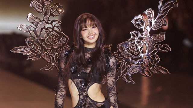 Lisa Blackpink tampil di Victoria's Secret Fashion Show 2024 di New York City, Amerika Serikat, Selasa (15/10/2024). Foto: Andrew Kelly/REUTERS 