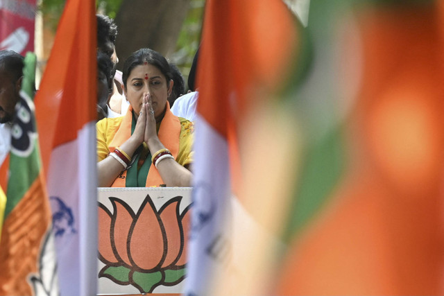 Menteri Negara Urusan Perempuan dan Perkembangan Anak, Smriti Irani  memberi isyarat dari atas sebuah kendaraan dalam sebuah acara kampanye Partai Bharatiya Janata (BJP) di Chennai pada tanggal 6 April 2024. Foto: R..Satish Babu/AFP