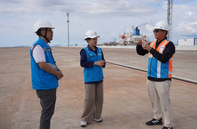 Diskusi GM PLN UID Kalbar, Joice Lanny Wantania (tengah), Senior Manager Niaga & Manajemen Pelanggan, Albert Safaria (kiri) dan Manajer Kawasan Terminal Kijing Pelindo Regional 2 Pontianak, Helmi Muhammad Yusuf (kanan). Foto: Dok. PLN Kalbar