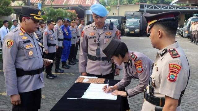 Pelaksanaan serah terima jabatan di lingkungan Polresta Manado. (foto: istimewa)