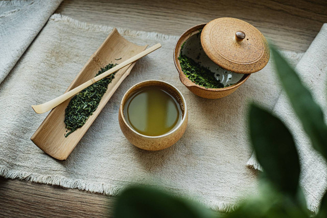 Sumber: https://pixabay.com/photos/tea-organic-pottery-green-healthy-6568547/